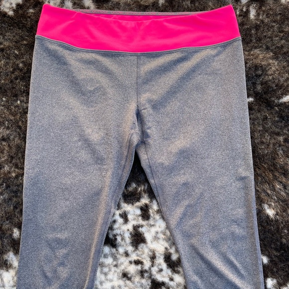 Under Armour Women’s Medium Fitted HeatGear Cropped Leggings Neon Pink Grey - Picture 1 of 7